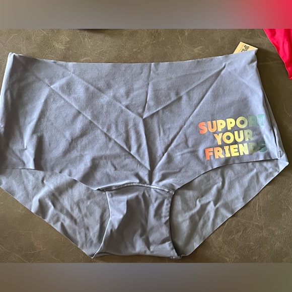 🎈Lot of Victoria Secrets Panties, SZ MEDIUM
5 Brand New, Never worn, 2010s - Picture 11 of 16